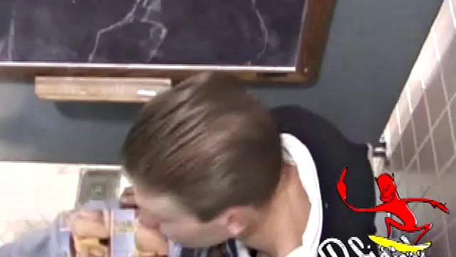 мужик дрочит в туалете