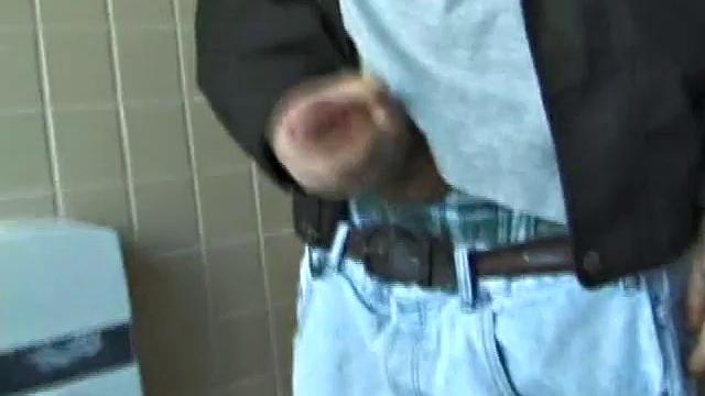 мужик дрочит в туалете