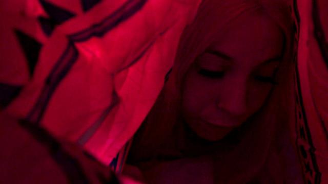 блондинка-падчерица соблазняет отчима и скачет на члене