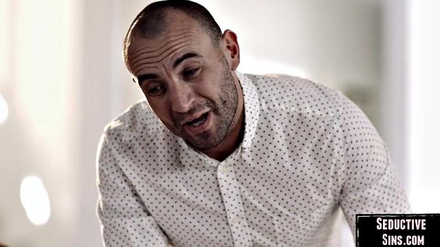 Милфа с аппетитом на член дала мужику оторваться по полной, пизда просила пощады с двух сторон и не дождалась спасения - теперь знает, что значит реальный трах с анальным бонусом и глубоким горлом, аж позавидовала соседка по даче, а мужик остался доволен собой и рассказывает друзьям, что нашёл клад без карты.