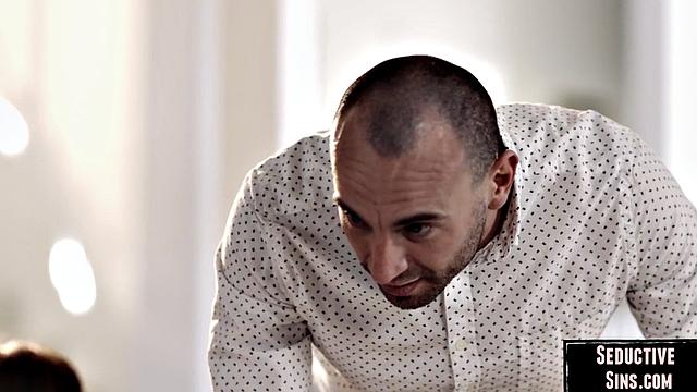 Милфа с аппетитом на член дала мужику оторваться по полной, пизда просила пощады с двух сторон и не дождалась спасения - теперь знает, что значит реальный трах с анальным бонусом и глубоким горлом, аж позавидовала соседка по даче, а мужик остался доволен собой и рассказывает друзьям, что нашёл клад без карты.