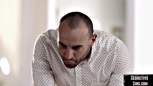 Милфа с аппетитом на член дала мужику оторваться по полной, пизда просила пощады с двух сторон и не дождалась спасения - теперь знает, что значит реальный трах с анальным бонусом и глубоким горлом, аж позавидовала соседка по даче, а мужик остался доволен собой и рассказывает друзьям, что нашёл клад без карты.