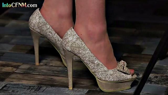 Cumthirsty CFNM babes cocksucking hot guy