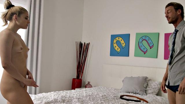 папаша не устоял: нежные ножки и киска мачехиной дочки