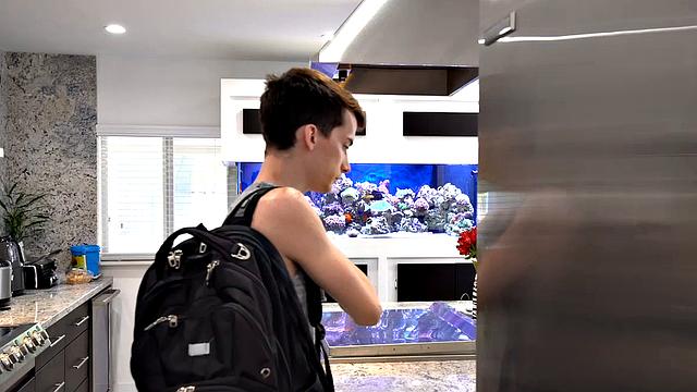 смотри, как отчим жёстко трахает своего парня в зад