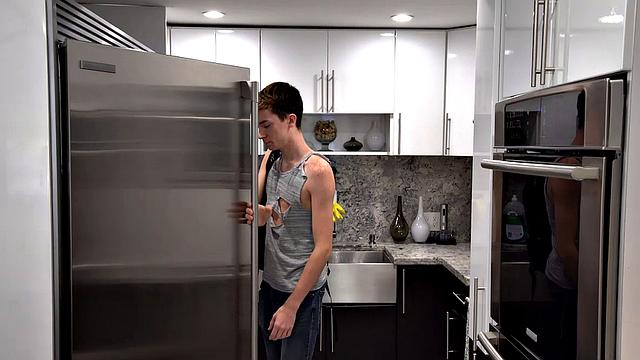 смотри, как отчим жёстко трахает своего парня в зад