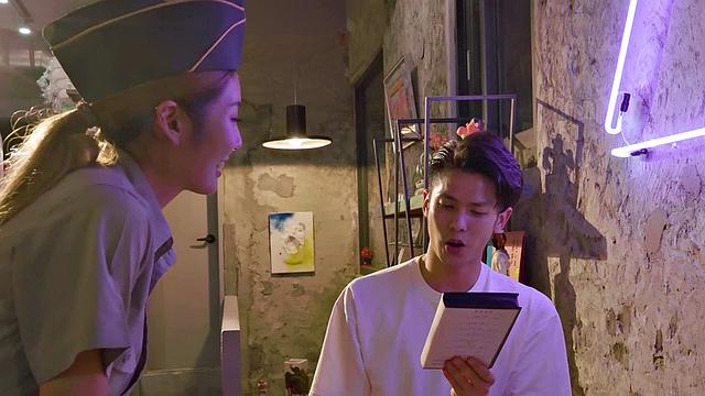 Sexy Officer Li Zhiyan Convinces Man To Join The Military