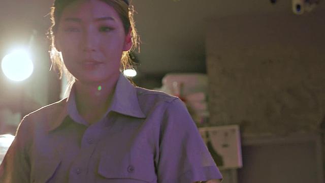 Sexy Officer Li Zhiyan Convinces Man To Join The Military