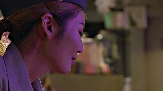 Sexy Officer Li Zhiyan Convinces Man To Join The Military