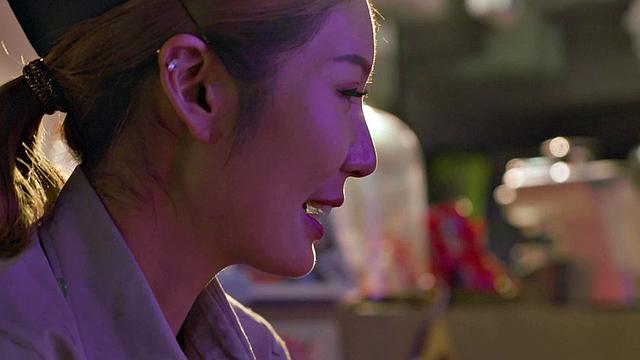 Sexy Officer Li Zhiyan Convinces Man To Join The Military