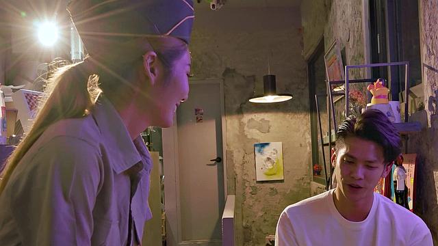 Sexy Officer Li Zhiyan Convinces Man To Join The Military