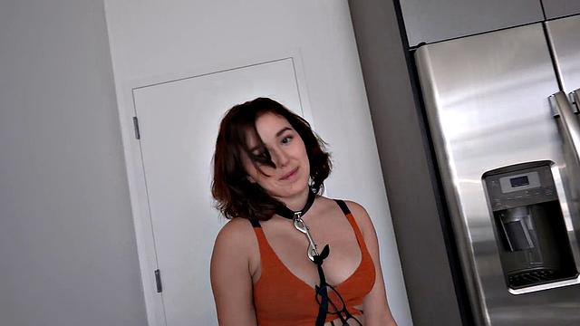 ботанша в ошейнике ловит спермой по полной