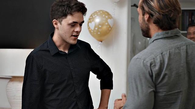 горячий гей скачет на члене и ловит жесткий трах в жопу