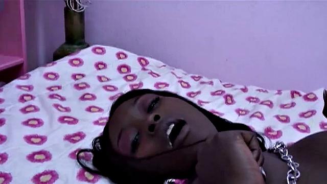 тонкая шоколадка в розовом-белый парень драл так, что платье больше не понадобится