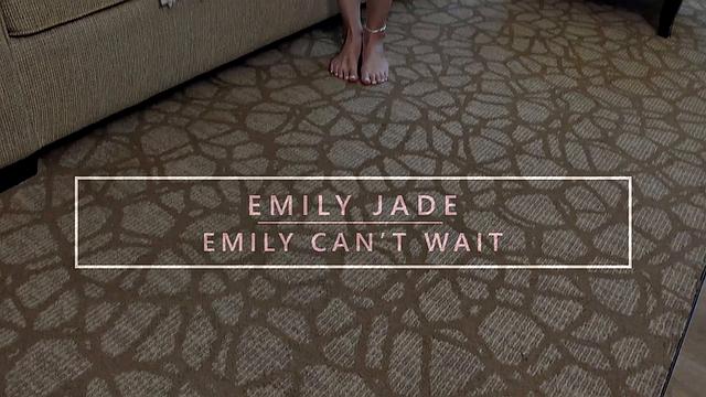 emily jade кайфует с игрушками на диване