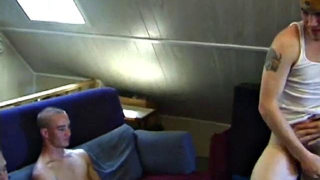 любопытный натурал пробует секс с двумя геями