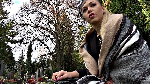 Public blowjob before car sex