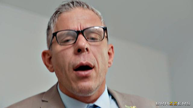 жесткая начальница разрывает подчиненного прямо на офисном столе