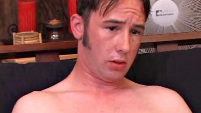 Фил дрочит свой твердый член перед камерой, гей видео.