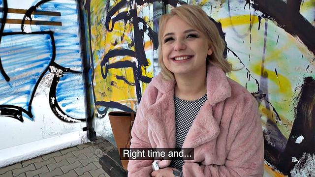 уличная шлюха сосёт толстый член и скачет на нём на публике