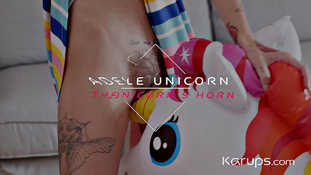 Адель Юникорн жарко трахается с мужиком на камеру.