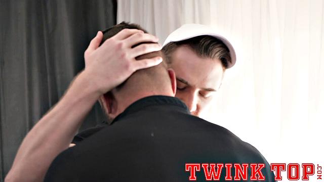 Коул Блу учит быть топом, но игнорировать такой хер - нереально