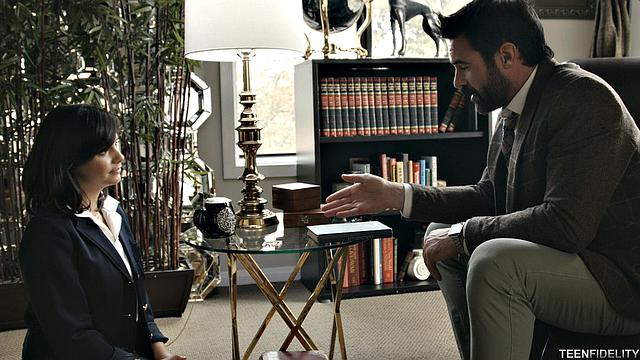 страстная брюнетка скачет на члене и кайфует по полной