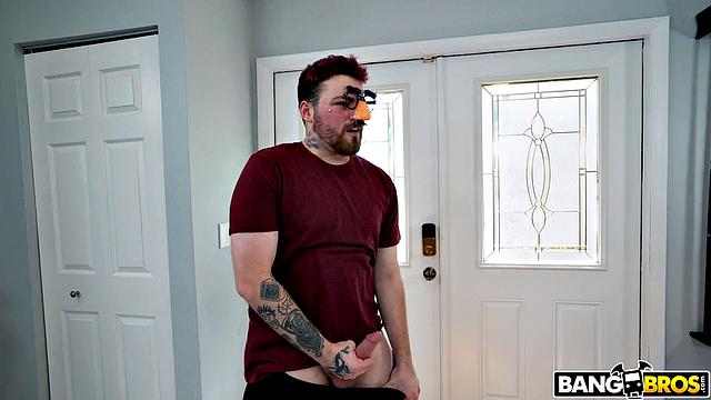 Сосед трахает Серену Сантос в её сексуальном хэллоуинском костюме, кончает ей на лицо после глубокого минета и страстного секса на диване.