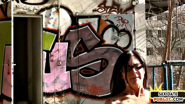 21yo babe pounded in outdoor three-way