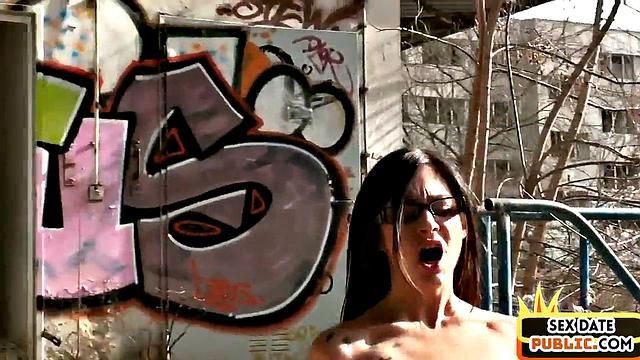 21yo babe pounded in outdoor three-way