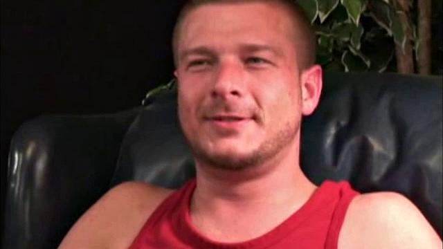 Брутальный прораб Джереми достал мощный член на камеру