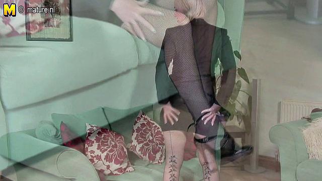 британская милфа раздевается и берет в рот