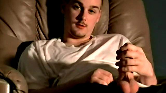 Смотри, как Блейза наказывают за дрочку в этой горячей гей-сцене