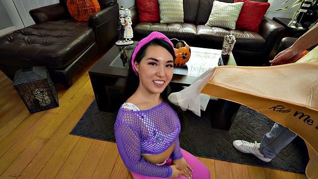 хэллоуин превращается в горячий трах с плотными леггинсами и сиськами