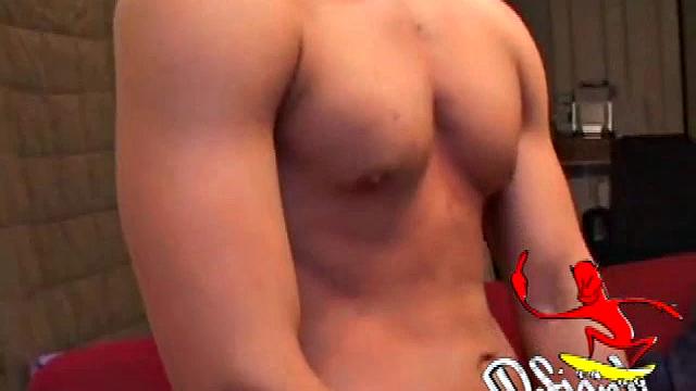 Blaze мощно дрочит и соблазняет операторa крепким телом