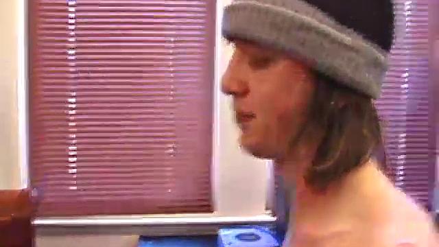 даниэл достал хер, маршалл сразу взял в рот