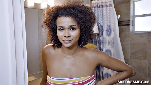 Сводная сестра не устояла перед жёстким трахом на четвереньках.