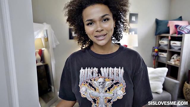 Сводная сестра не устояла перед жёстким трахом на четвереньках.