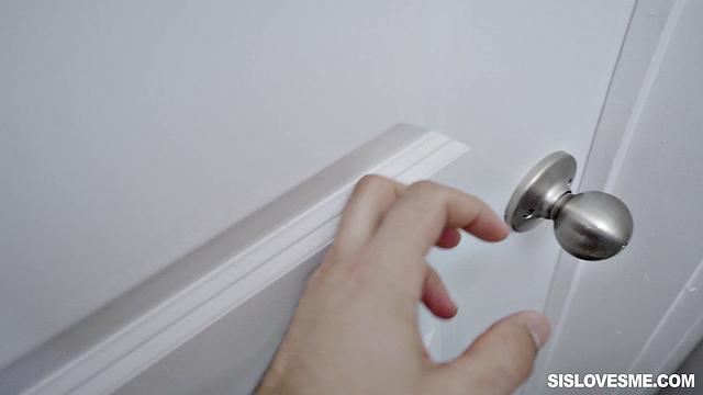 Сводная сестра не устояла перед жёстким трахом на четвереньках.