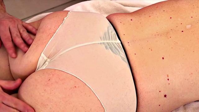 рыжая зрелая каролина кайфует от чувственного массажа и спермы на лице