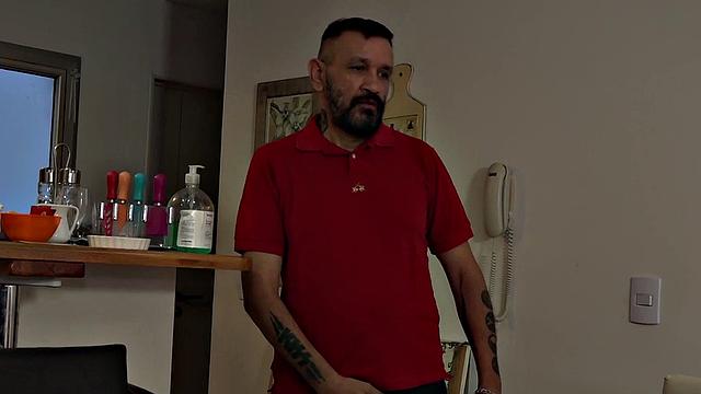 Татуированный латинский парень отдается зрелому папику без резинки