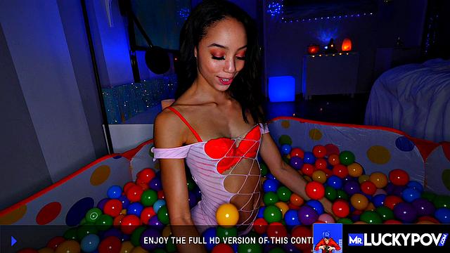 алексис тэя трясёт жопой в шариках и подрабатывает ножками