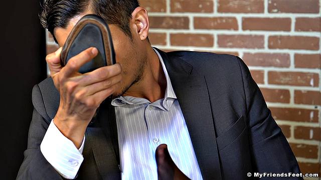 Бизнесмен Джеймс получает поклонение - Джеймс