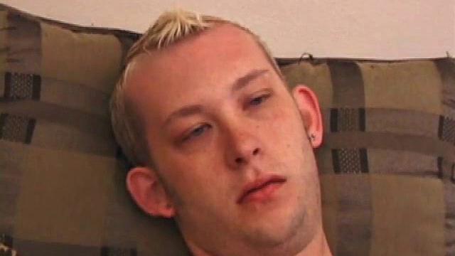Уилл Шутц дрочит как зверь и мощно кончает на камеру