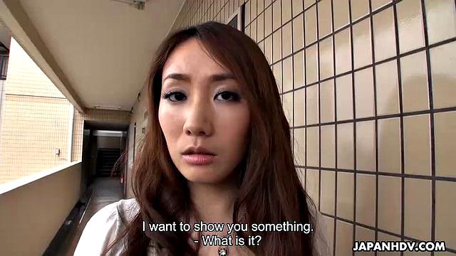 Акари Ниияма изменяет мужу и получает мощный внутрь
