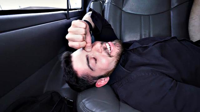 Брутальный мохнатый мужик получает дикий фистинг в фургоне на глазах у всех