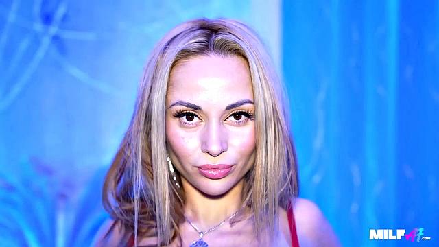 Зрелая Crystal Rush страстно ебется в pov, чувствуя каждый момент удовольствия.