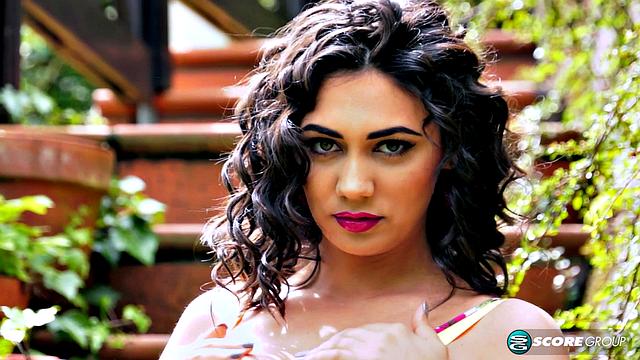 Алексия сводит с ума своими сиськами на природе