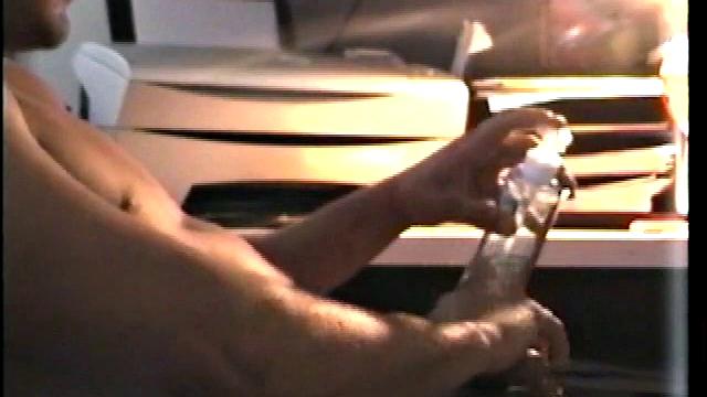 Зрелый гей заводит Зака, когда дрочит ему до мощной разрядки.