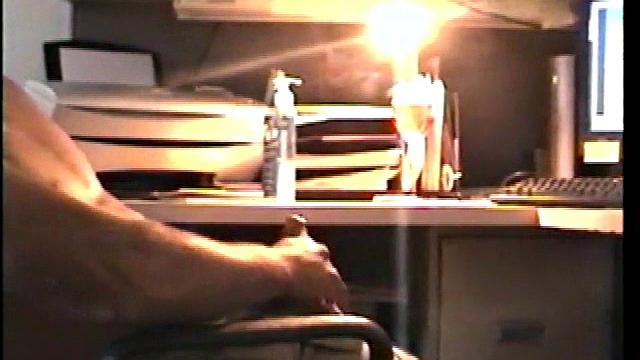 Зрелый гей заводит Зака, когда дрочит ему до мощной разрядки.